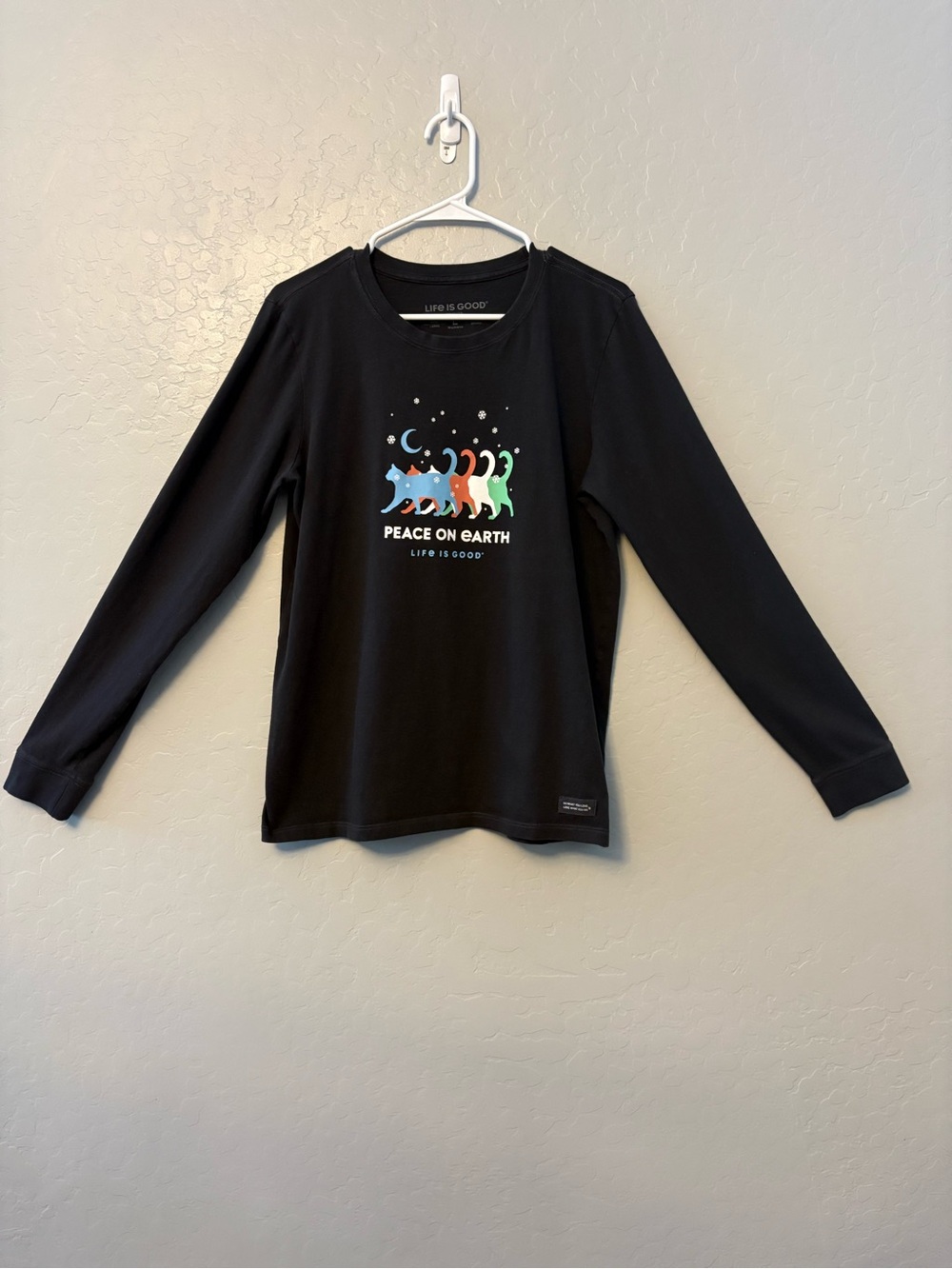Life is Good crusher black long sleeve peace on earth cat snowflake shirt large